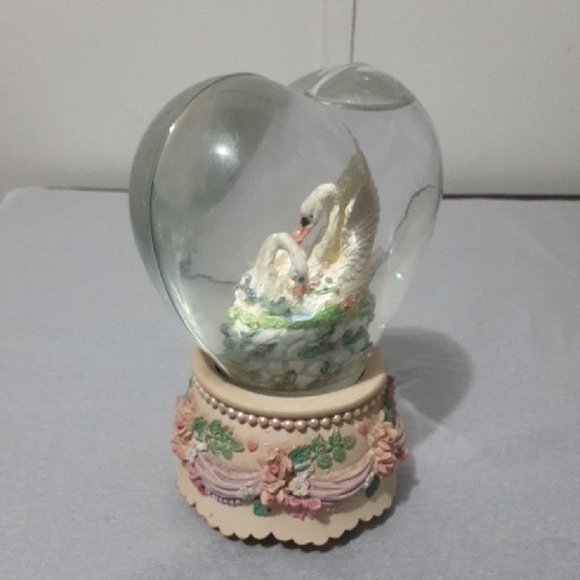 The Unbranded Brand Other - The Unbranded Brand Tune: Unchanged Melody Swan Heart-Shaped Snow Globe
